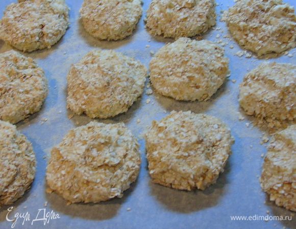 Выложить сырники на слегка присыпанный манной крупой пергамент и отправить в разогретую до 180С духовку на 25-30 минут. 