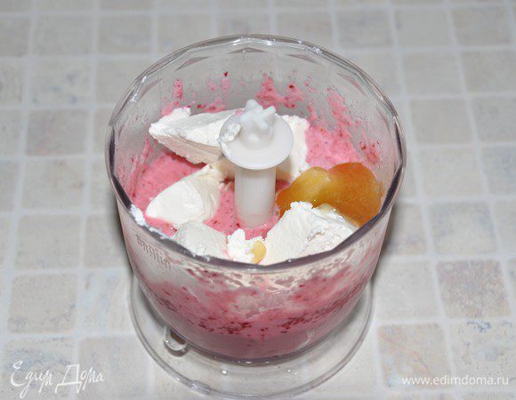 Добавить мёд, мягкий нежирный творожок и еще раз взбить.
