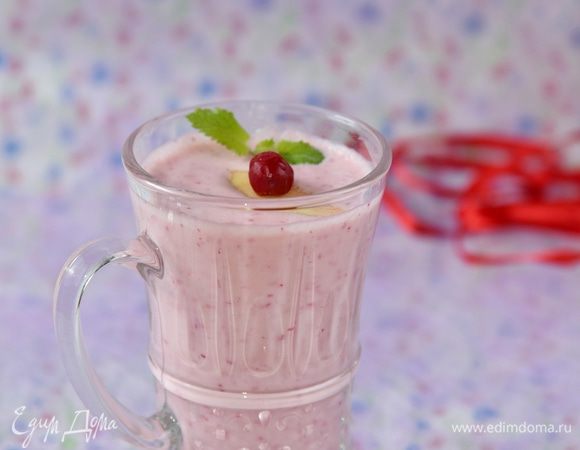 Перелить смузи в бокал. Угощайтесь!