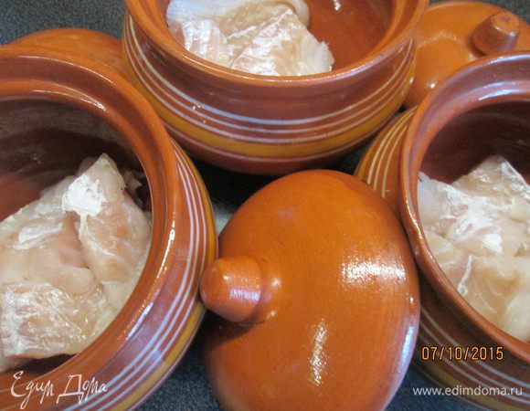 Рыбу укладываем на дно горшочков, посыпаем солью, семенами фенхеля.