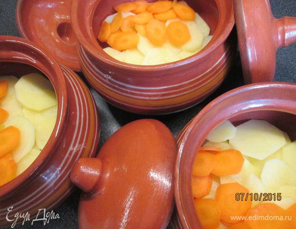 Теперь черёд тонко нарезанного картофеля (можно натертого на крупной терке) и моркови.