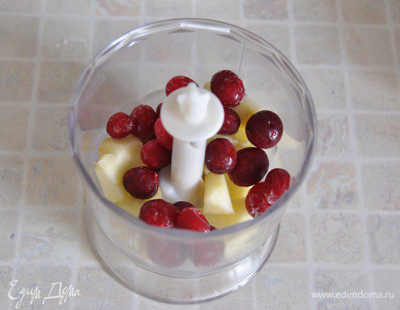 Яблоко почистить и порезать на кусочки. В блендере смешать яблоки, клюкву и йогурт. Взбить в пюре.
