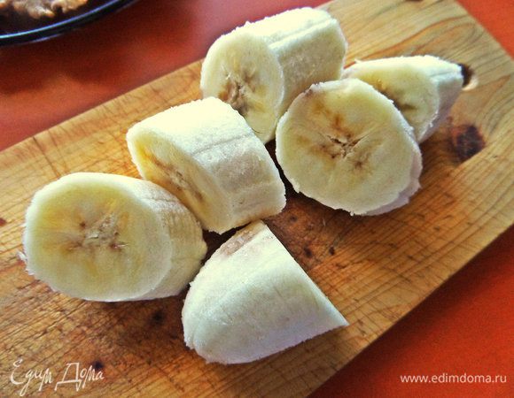 Банан разрезать на кружочки.