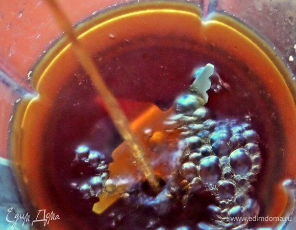 Сварить кофе, дать настояться и перелить в чашу для взбивания.