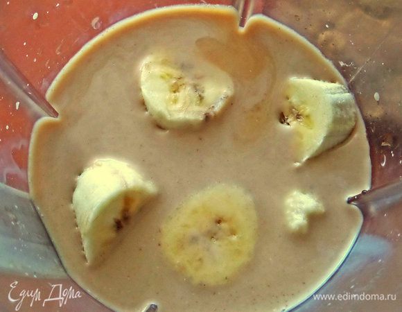 Высыпать в чашу банановые кружки.