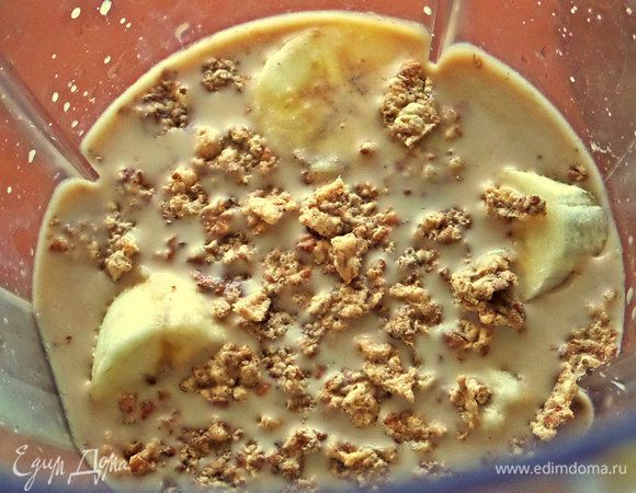 Покрошить горсть в чашу.