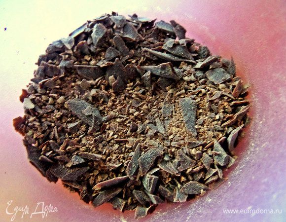 Возьмём или сделаем крошку шоколада.