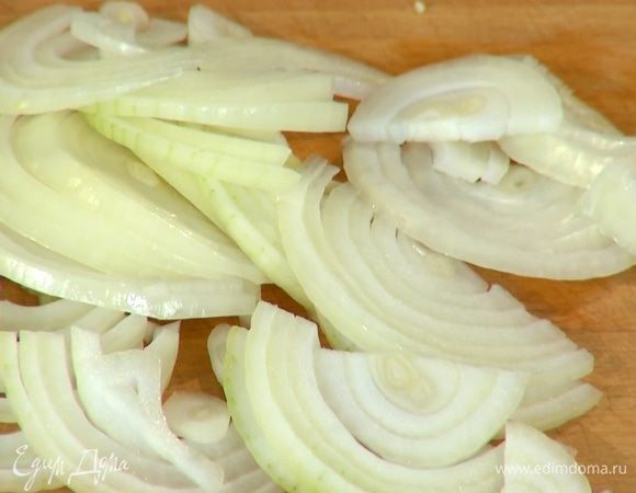 Лук почистить и порезать полукольцами.