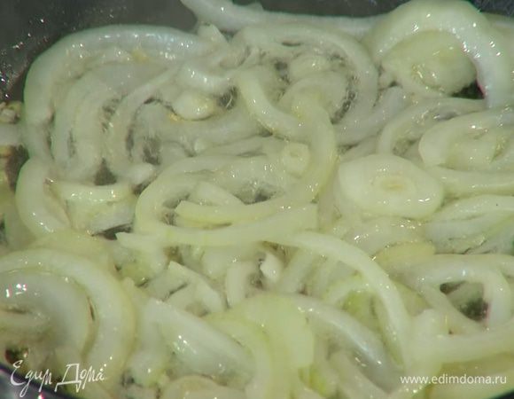 Разогреть в сковороде оливковое масло и обжарить лук и чеснок до золотистого цвета.