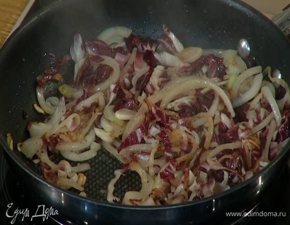 Радиккио тонко нашинковать, добавить в сковороду с луком и чесноком и немного обжарить, затем посолить и поперчить.