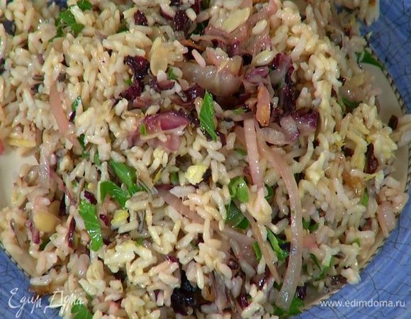 Добавить в пилав петрушку, влить лимонный сок и все перемешать.