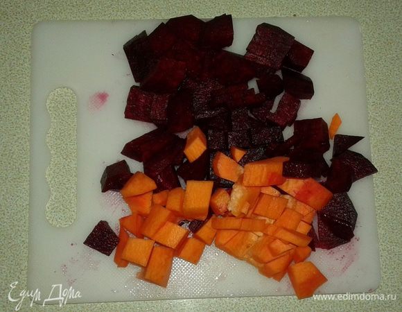 Овощи очистить от кожуры и нарезать кусочками.