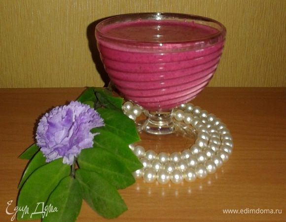 Овощи, изюм или чернослив сложить в чашу и измельчить до однородного состояния. Добавить кефир, мед по вкусу и снова взбить. Разлить в чаши и наслаждаться вкусом этого замечательного и яркого десерта! Женщины, любите себя и поддерживайте свою внутреннюю и внешнюю красоту вот такими несложными хитростями!