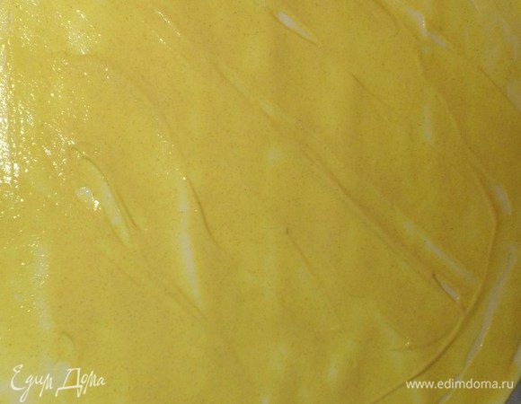 Раскатанное тесто смазать горчицей.