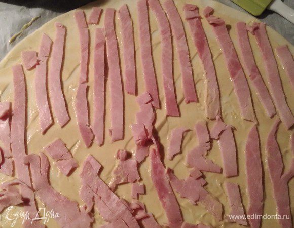 Ветчину (у меня тонкими ломтиками) порезать на полоски. Выложить на горчицу. Посыпать тёртым сыром.