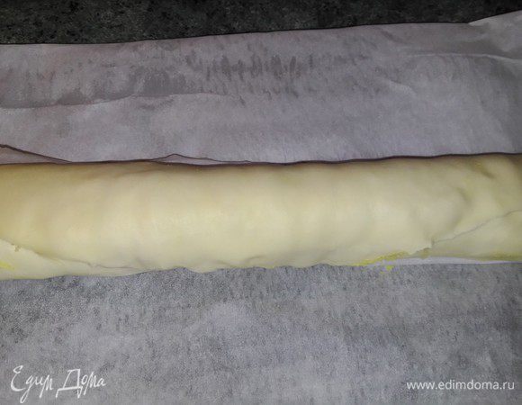 Закатать плотно в рулет и убрать минут на 20-30 в морозильник.
Разогреть духовку на 180 градусов.