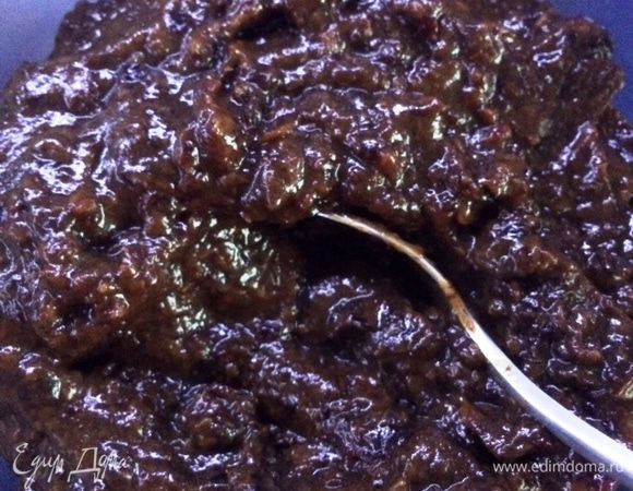 Подготовим чернослив:
- откладываем горсть чернослива (примерно 100 гр) в сторону, отжав его
- оставшийся чернослив вместе с коньяком доводим до кипения, добавив около 3-5 ложек воды. Томим чернослив пока он не станет мягким минут 5-7
- снимаем с огня, остужаем, затем при помощи блендера измельчаем чернослив в пюре.
 