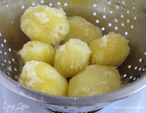 Картофель почистить и отварить в подсоленной воде до полуготовности, примерно 7 минут после закипания. Откинуть на дуршлаг и полностью остудить.