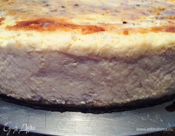 Духовку разогреть до 170 градусов. 
Выпекать чизкейк на водяной бане 1,5 часа.
Затем приоткрываем дверцу духовки, даем остыть чизкейку около часа.
Переносим чиз на решетку и окончательно даем остыть.
Накрываем пищевой пленкой и отправляем чиз в холодильник минимум на ночь, у меня сутки.