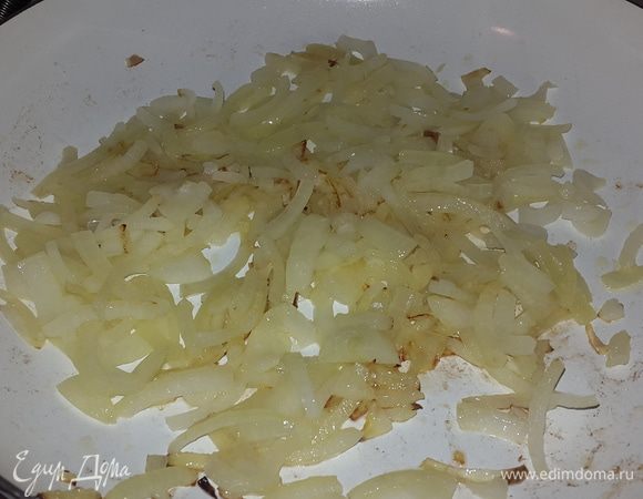 Лук режем на четверть кольца и обжариваем на оливковом масле  до мягкости.