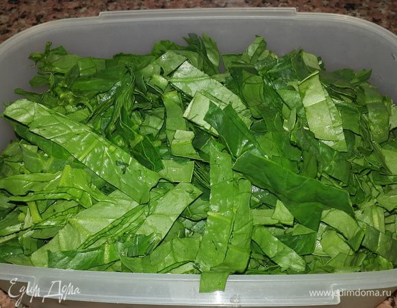 Большой пучок шпината перебираем, моем, обсушиваем и режем соломкой.