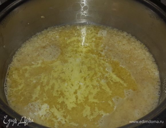 Параллельно отвариваем кускус. Я его не заливаю горячей водой, а, предварительно промыв, заливаю холодной водой, солю, добавляю кусочек сливочного масла и довожу до кипения. Помешиваю, а когда жидкость испарится и впитается накрываю крышкой и полотенцем, чтобы дошел и был рассыпчатым.