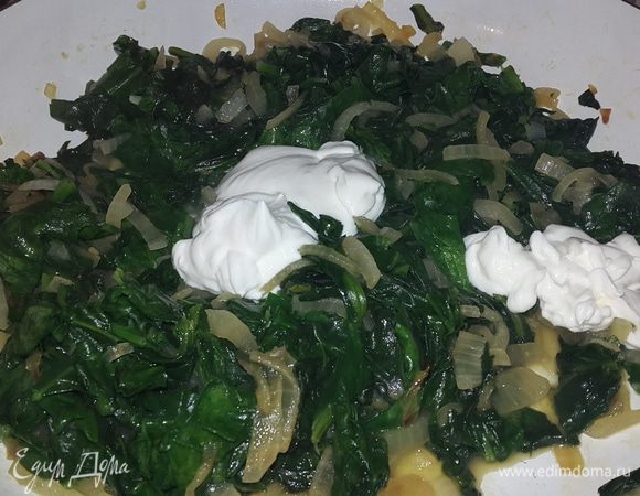 Добавляем сметану.