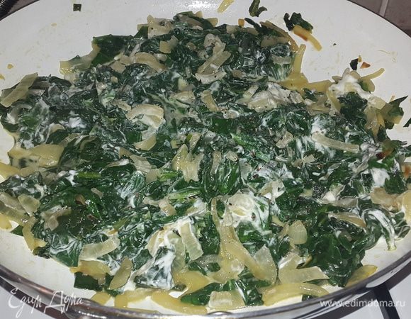 Солим, перчим, перемешиваем и тушим 2-3 минуты.