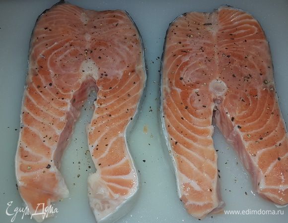 Стейки моем, обсушиваем, с двух сторон сбрызгиваем лимонным соком, солим, перчим.