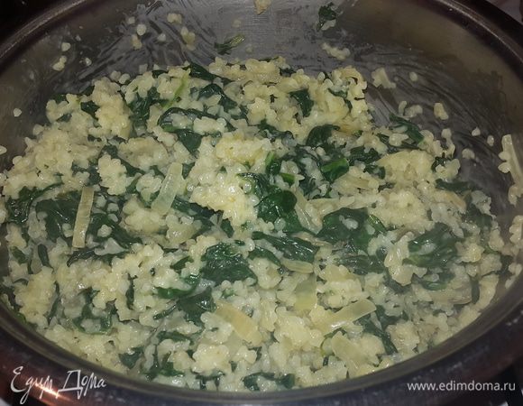 Соединяем шпинат с кускусом и тщательно перемешиваем.