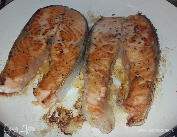 Стейки обжариваем на сухой сковороде по 5-6 минут с каждой стороны.