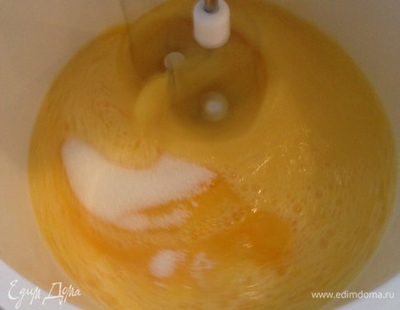 Яйца смешиваем с сахаром и взбиваем минуты 4.
