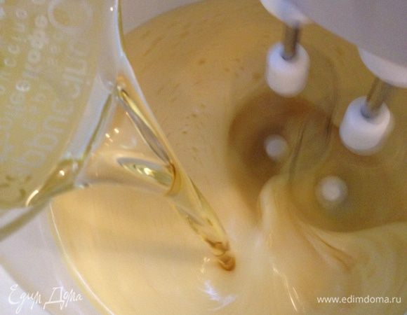 Затем, убавляя скорость, добавляем ванилин, разрыхлитель и заливаем масло.