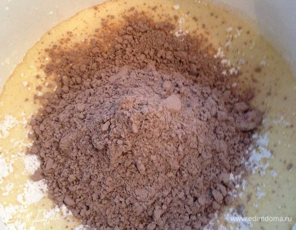 Засыпаем пудинг и хорошенько перемешиваем.