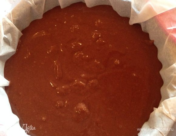 Переливаем тесто в форму, застеленную пекарской бумагой (диаметр формы  20 см), и перекладываем в разогретую до 175 градусов духовку на 40 минут.