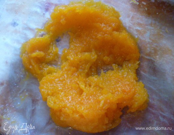 Тыкву я отварила в подсоленной воде, измельчила.
В фарш я добавила 0.5 стакана тыквенного пюре.