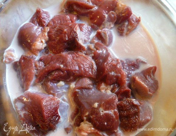 Мясо можно брать любое. У меня гусиное.
Я его нарезала и замочила в 100 мл молока, в холод на 2 часа.