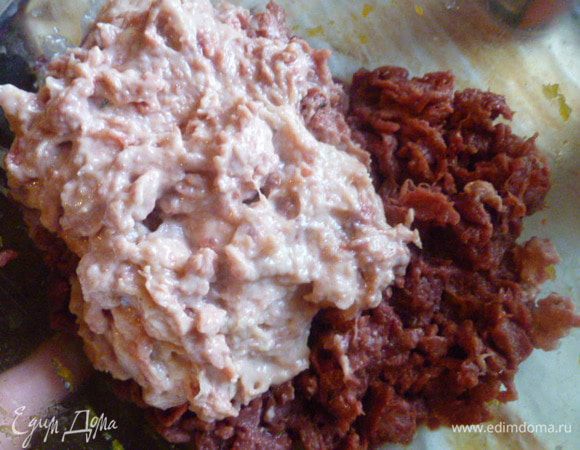 Затем перекрутила на мясорубке, также перекрутила гусиную кожу (легко заменяется любым другим жиром, лучше взять сало или смалец).