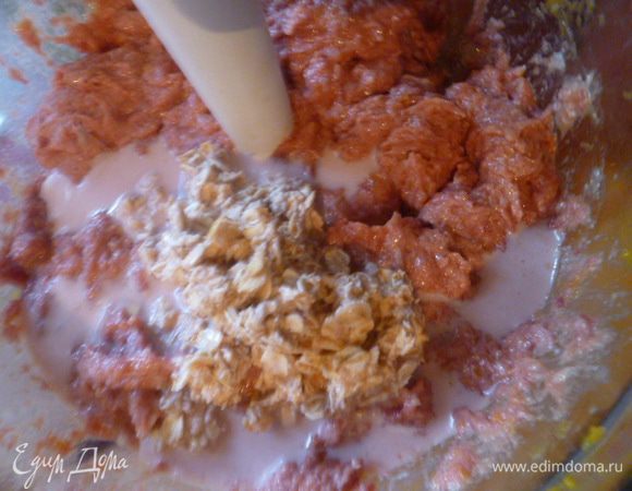 Затем к мясу добавила соль, тыкву, хлопья с молоком, взбила блендером в однородную массу.