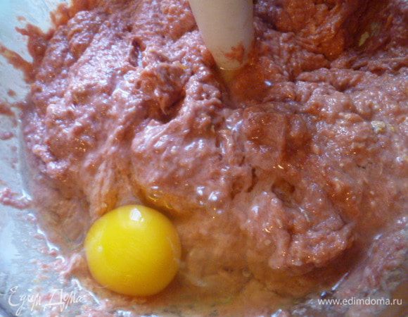 Затем добавила яйцо и снова взбила.
Получившийся фарш я поставила в холодильник.