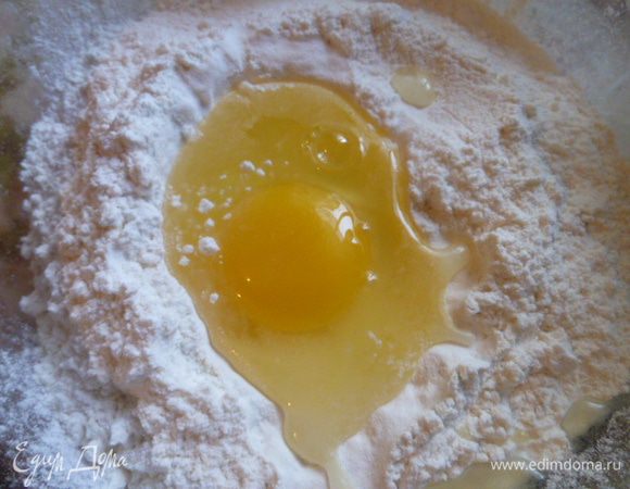 Тем временем я сделала тесто.
В 1 ст. просеянной муки вбила яйцо.