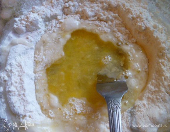 Добавила теплую воду и растительное масло (2 ст.л.).
Хорошо перемешала до однородности и добавила оставшуюся муку.