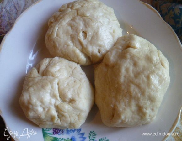 Разделила на три части, каждую скатала в шар и смазала растительным маслом (на каждую часть - 1 ст.л. растительного масла).
На 1 час в холод.
Дальше все 3 части сложить в один, раскатать на столе с мукой в тонкий пласт.
Далее я растягивала руками.