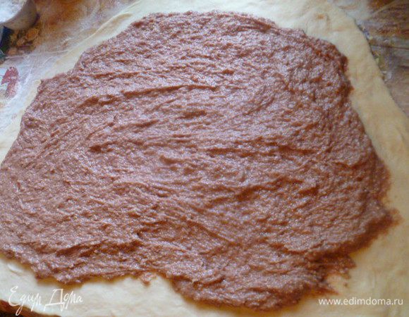 На тесто выложить ровным слоем фарш.
Свернуть в рулет и завернуть улиткой.
Выложить на противень с пергаментом швом вниз и запекать в разогретой духовке при 180 градусах 60 минут.