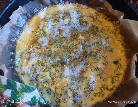 У меня осталось немного фарша и я импровизировала, но и пошаговых не сделала, так как разрядился фотоаппарат.
Я сделала омлет.
3 яйца взбила с щепоткой соли, добавила 3 ст.л. молока и укроп.
Запекла в духовке при 200 градусах 20 минут.
Затем смазала омлет плавленным сыром.
Мясной фарш выложила на пищевую пленку, разровняла, сверху положила омлет с сыром.