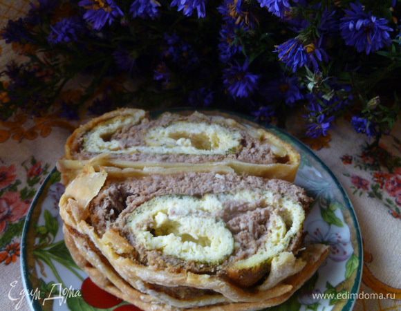 Завернула в рулет с помощью пленки.
Сделала тесто: 1 яйцо + 2 ст.л. растительного масла + мука = тугое тесто.
Тонко раскатала и завернула в это тесто мясной рулет.
Запекала в горячей духовке при 200 градусах 40 минут.
Дать полностью остыть и нарезать.

Оба рулета получились вкусные и сочные, оба вида теста идеально подходят для мясных рулетов.
Обязательно попробуйте оба варианта!

Приятного аппетита!