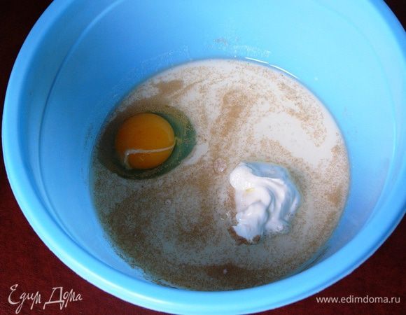 В глубокой миске смешать теплое молоко, йогурт. Добавить яйцо, сахар, соль, всыпать дрожжи. 