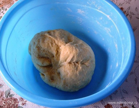 Постепенно добавлять муку, чтобы получилось мягкое тесто, не прилипающее к рукам. Муки указано примерное количество, нужно добавлять ее понемногу и следить за консистенцией теста. 