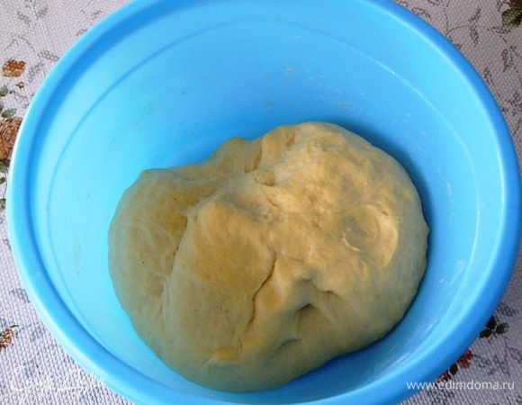 Накрыть миску влажным полотенцем и дать тесту подняться в теплом месте 40-60 минут. 