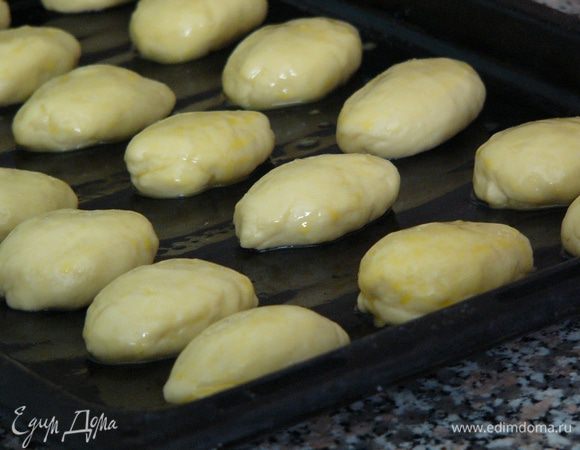 Смазать верх пирожков яичным желтком. 